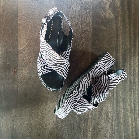 Intentionally Blank // Sum Sandal in Lilac Zebra - Picture 6 of 6